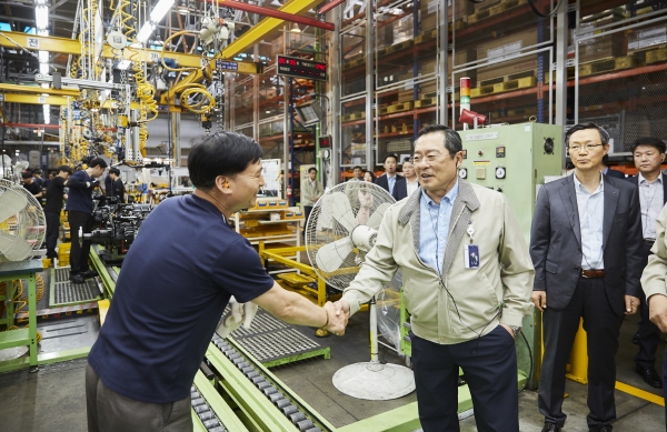 구자열 LS그룹 회장이 지난 5일 LS엠트론 전주사업장을 방문해 현장 생산라인의 직원을 격려하고 있다.(사진=LS그룹)