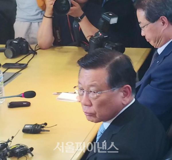 4일 오후 5시 서울 광화문 금호아시아나그룹 사옥에서 열린 긴급 기자회견에서 박삼구 회장이 취재질의 질문을 듣고 있다. (사진=김혜경 기자)