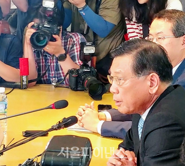 지난 4일 오후 서울 광화문 금호아시아나그룹 본사에서 열린 긴급 기자회견에서 박삼구 회장이 발언하고 있다. (사진=김혜경 기자)