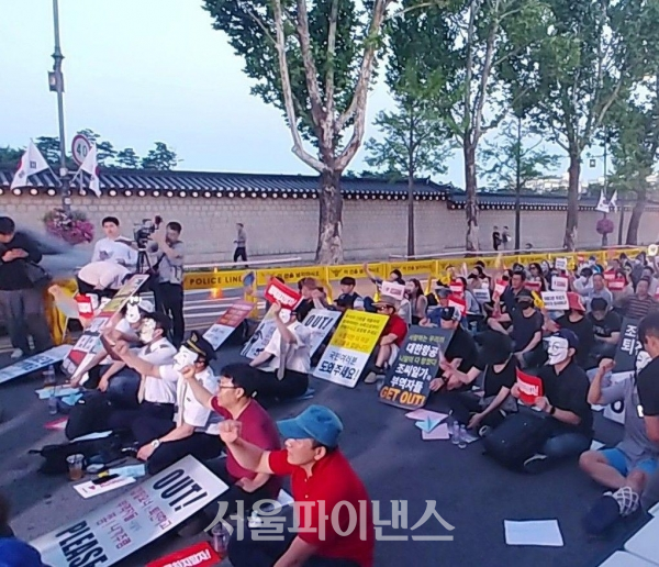 대한항공과 아시아나항공 직원연대는 14일 오후 7시 20분 서울 종로구 청와대 사랑채 앞에서 '케오지(KE-OZ)는 갑질격파 훼스티벌' 문화제를 개최하고 총수일가의 경영 퇴진을 촉구했다. (사진=김혜경 기자)