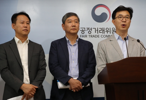 (왼쪽부터) 이봉의 서울대 교수, 유진수 숙명여대 교수,이황 고려대 교수 등 공정거래법 전면개편 특별위원회 분과 위원장들이 정부세종청사 공정거래위원회에서 공정거래법 전면개편 최종보고서를 발표하고 있다.(사진=연합뉴스)