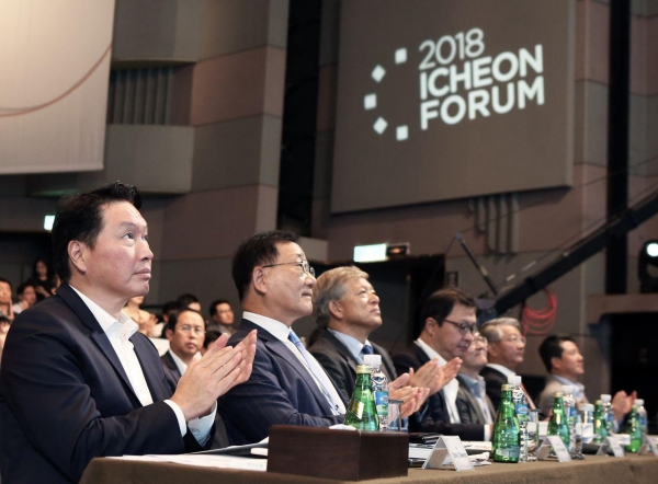 최태원 SK그룹 회장(왼쪽에서 첫번째)이 지난 20일 서울 광진구 광장동 워커힐호텔에서 열린 '2018 이천포럼'에 참석해 딥 체인지의 실천 방안을 제시했다.(사진=SK그룹)