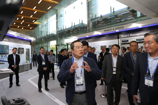 구자열 LS그룹 회장(가운데)이 지난 17일 LS타워에서 열린 'T-Fair 2018'에 참가해 그룹의 미래 기술인 디지털 기술이 전시된 전시장을 둘러보고 있다.(사진=LS그룹)