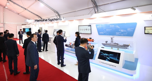 한화시스템, 한화지상방산, 한화에어로스페이가는 제주도 민군복합항에서 11~14일까지 열리는 '2018 대한민국 해군 국제관함식' 특별방산기획전에 참가해 최대 규모 부스를 운영하며 대한민국 정예 해군력과 미래 해양 분야를 위한 첨단 기술 및 솔루션을 전시한다. 한화시스템 부스 모습 (사진=한화시스템)