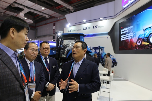 구자열 LS그룹 회장(오른쪽 첫 번째)이 8일 중국 상해에서 개최된 ‘중국 국제수입박람회’에 참관, LS그룹의 전시장을 둘러보며 박용상 LS산전 부사장(왼쪽 첫 번째) 등 현지 사업본부장들과 대화를 나누고 있다. (사진=LS)