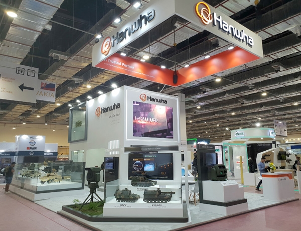 (주)한화, 한화시스템, 한화지상방산, 한화디펜스 등 한화 방산계열사는 3일부터 5일까지(현지 시간) 이집트 카이로에서 열리는 방산전시회(EDEX 2018)에 통합 전시관을 열고 중동, 북아프리카 방산시장 개척에 나선다. 한화 방산계열사의 통합 전시관 전경. (사진=(주)한화)
