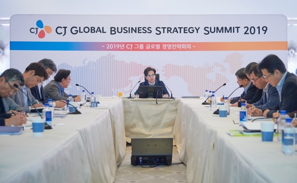 이재현 CJ 회장(가운데)이 미국 LA에서 그룹 글로벌 경영전략회의를 주재하며 주요 경영진과 중장기 전략을 점검하고 있다.(사진=CJ)