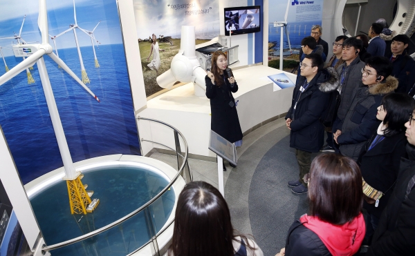 두산연강재단 과학교사 학술시찰단이 지난 14일 경남 창원 두산중공업 홍보관에서 풍력발전 시스템에 대한 설명을 듣고 있다. (사진=두산그룹)