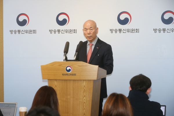 이효성 방송통신위원장이 7일 경기도 과천 정부청사 방통위 기자실에서 2019년 업무보고를 발표하고 있다. (사진=방송통신위원회)