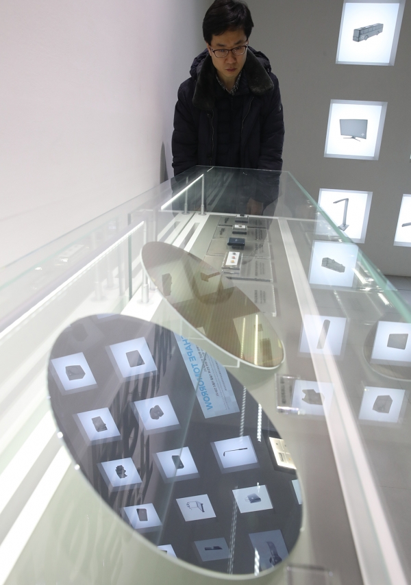 서울 서초구 삼성전자 딜라이트에 전시된 반도체 웨이퍼. (사진=연합뉴스)