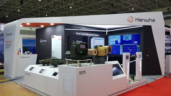 한화디펜스·한화시스템 등 한화 방산계열사가 말레이시아 랑카위에서 열리는 국제해양∙항공전시회 'LIMA 2019'에 통합 전시관을 열고 동남아시아 방산 시장 개쳑이 나섰다. 사진은 한화 방산계열사가 마련한 통합 전시부스.(사진=한화)