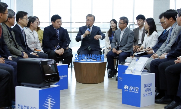 문재인 대통령이 22일 충북 청주 오송첨단의료산업진흥재단 신약개발지원센터에서 열린 오송 '혁신신약살롱'에서 참석자들을 격려하고 있다. 혁신신약살롱은 바이오의약산업 분야 인재들이 모여 아이디어를 공유하는 민간주도형 바이오헬스 혁신 커뮤니티다. (사진=연합뉴스)