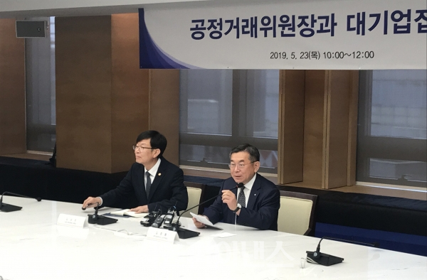 김상조 공정거래위원장(왼쪽)이 중견기업 전문경영인과 간담회를 마치고 기자들과 질의응답을 하고 있다.(사진=윤은식 기자)