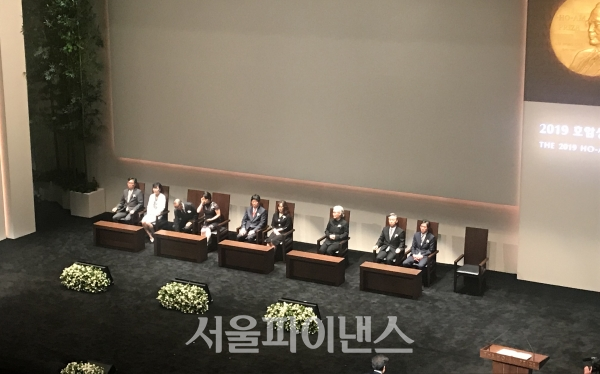 (왼쪽 부터) 마빈 천 미국 예일대 석좌교수, 앤드류 강 미국 UC샌디에이고 교수, 오우택 한국과학기술연구원(KIST) 뇌과학연구소장, 이불 현대미술작가, 사단법인 러브아시아 관계자.(사진=윤은식 기자)