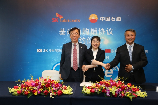 (왼쪽부터) 차규탁 SK루브리컨츠 기유사업본부장과 왕진보(王金波) 페트로차이나 부서기, 왕칭쥔(王庆军) 페트로차이나 동북지사 부총경리가 업무협약 체결 후 악수하고 있다. (사진=SK루브리컨츠)