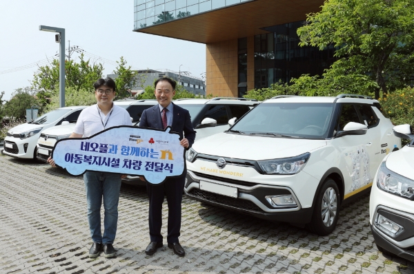 네오플, 제주 사회복지공동모금회 아동복지시설 차량 전달식. 노정환 네오플 대표이사(왼쪽)와 김남식 제주 사회복지공동모금회 회장이 기념사진을 촬영하고 있다. (사진=네오플)