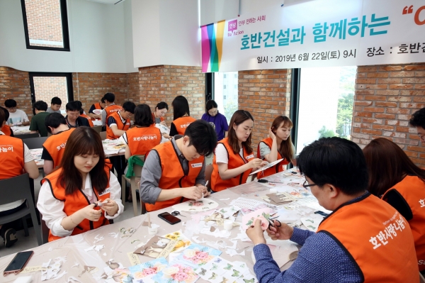 호반사랑나눔이가 어르신에게 전달할 건강 부채를 만들고 있는 모습. (사진=호반그룹)