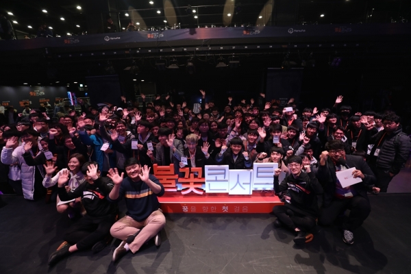 지난해 진행한 '불꽃콘서트 2018' 프로그램 참가자들이 행사 종료 후 기념촬영하고 있는 모습.(사진=한화)