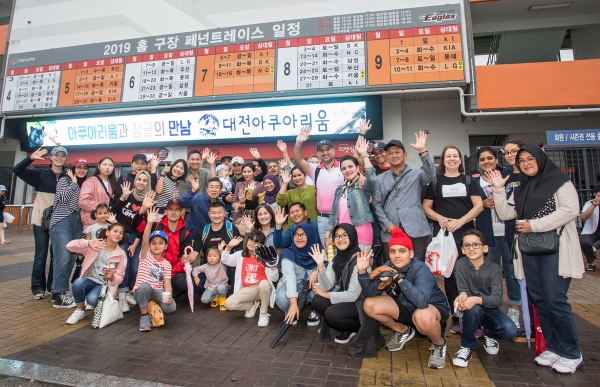 외국군 장교와 그 가족들이 기념사진을 찍고 있다.(사진=한화)