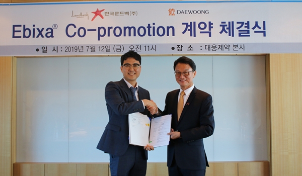 12일 서울 강남구 삼성동 대웅제약 본사에서 전승호 대웅제약 대표(왼쪽)와 오필수 한국룬드벡 대표가 알츠하이머병 치료제 에빅사의 국내 공동 판매 계약을 맺고 (사진=)