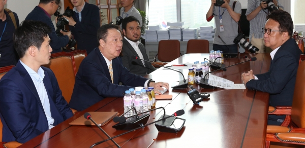 박용만 대한상공회의소 회장(왼쪽 두 번째)가 민병두 국회 정무위원장(왼쪽 네 번째)과 만나 이야기를 하고 있다.(사진=대한상공회의소)