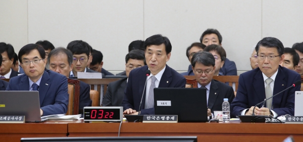 이주열 한국은행 총재가 23일 국회에서 열린 기획재정위원회 전체회의에서 의원 질의에 답변하고 있다. (사진=연합뉴스)