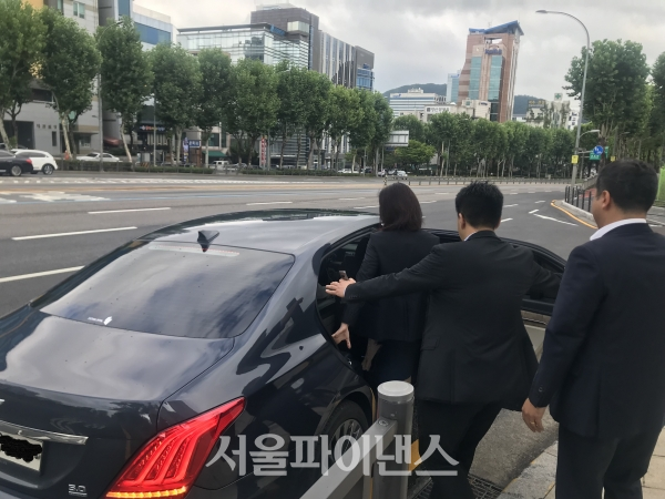 노소영 아트센터 나비 관장이 26일 최태원 SK그룹 회장과의 이혼소송 2회 변론기일을 마친 뒤 서울가정법원을 빠져나가고 있다. (사진=)