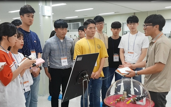 한화 체험단 6기가 구미사업장 현장을 체험하고 있다. (사진=한화)