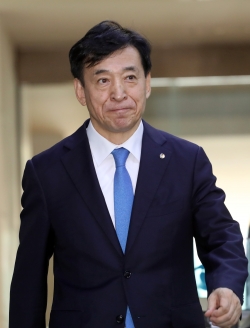이주열 한국은행 총재가 18일 서울 한국은행 기자실에서 금융통화위원회의 금리 인하 결정 배경을 설명하기 위해 브리핑룸으로 들어오고 있다. (사진=연합뉴스)