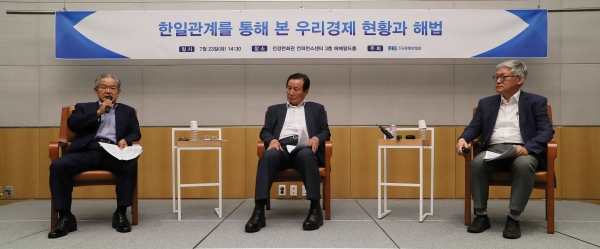 전국경제인연합회는 24일 전경련회관 컨퍼런스센터에서 윤증현 前기획재정부 장관과 윤덕민 전 국립외교원 원장을 초청해 '한일관계를 통해 본 우리경제 현황과 해법' 특별대담을 개최, 대담에서 진행을 맡은 권태신 전경련 부회장이 발언하고 있다. 사진 왼쪽부터 권태신 전경련 부회장, 윤증현 전 기재부 장관, 윤덕민 전 국립외교원 원장. (사진=전국경제인연합회)
