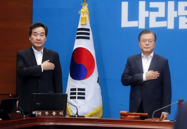 문재인 대통령(오른쪽)이 2일 오후 청와대에서 일본의 추가 경제 보복 조치에 대한 대응방안을 논의하기 위해 열린 임시 국무회의에서 국기에 경례하고 있다.(사진=연합뉴스)