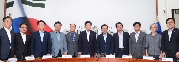 이해찬 더불어민주당 대표, 이낙연 국무총리, 김상조 청와대 정책실장을 비롯한 참석자들이 4 일 오후 서울 여의도 국회에서 열린 제7차 고위당정협의회에서 기념촬영을 하고 있다.