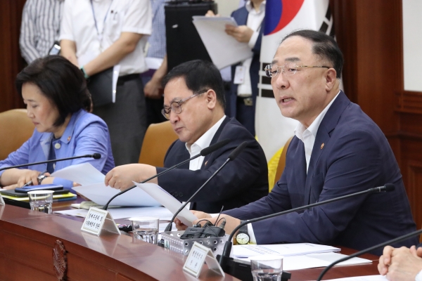 홍남기 경제부총리 겸 기획재정부 장관이 5일 오전 정부서울청사에서 일본 수출규제 대응 관계장관회의를 주재하며 발언하고 있다. (사진=연합뉴스)