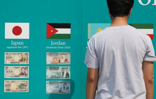 한 관광객이 서울 중구 KEB하나은행에 전시된 엔화 등 각국 화폐를 살펴보고 있다.(사진=연합뉴스)