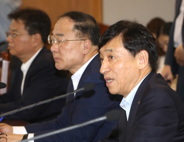 이주열 한국은행 총재가 7일 오전 서울 중구 은행회관에서 열린 긴급 거시경제 금융회의에서 발언하고 있다. (사진=연합뉴스)