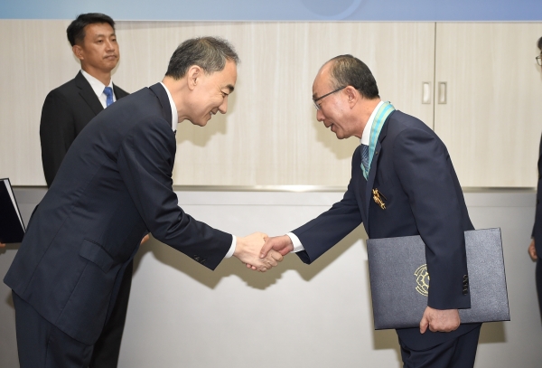 김지찬 LIG넥스원 대표이사(오른쪽)가 은탑산업훈장을 받고 있다.(사진=LIG넥스원)