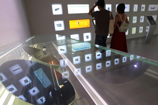 서울 강남구 삼성전자 딜라이트 홍보관에서 관람객들이 반도체 관련 전시물을 살펴보고 있다. (사진=연합뉴스)