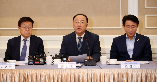 홍남기 경제부총리 겸 기획재정부 장관(가운데)이 14일 오후 국회 귀빈식당에서 열린 일본수출규제대책 민·관·정 협의회 제2차 회의에서 모두 발언을 하고 있다.(사진=연합뉴스)