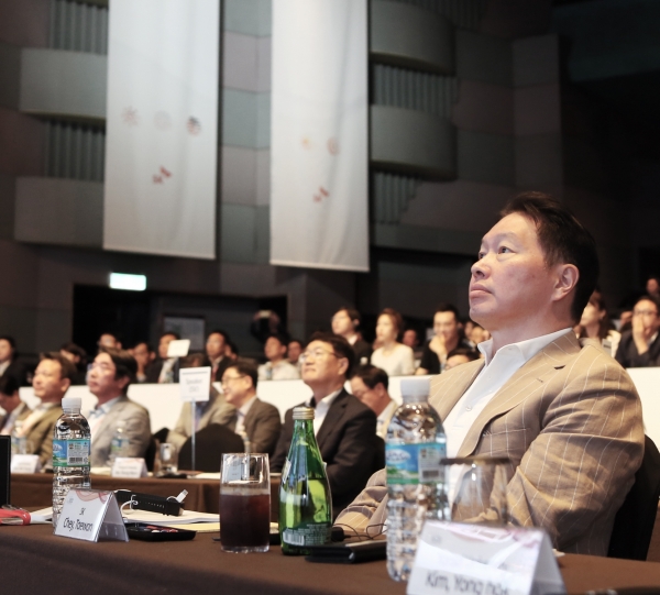 최태원 SK 회장(오른쪽 첫번째)이 19일 오전 서울 광장동 워커힐 호텔에서 열린 2019 이천포럼 개막식에서 기조세션을 듣고 있다.(사진=SK)