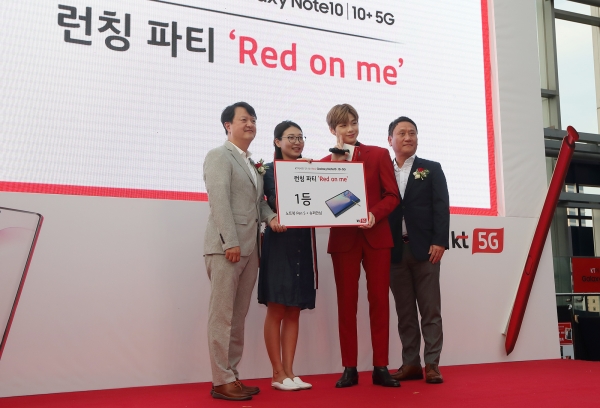 지난 19일 노보텔 앰배서더 서울 동대문에서 열린 '갤럭시 노트10 5G' 출시 기념 론칭 파티에서 1등 당첨자 문혜영(대구 달서구)씨가 기념 촬영을 하고 있다. (왼쪽부터) 박현진 KT 5G사업본부장 상무, 1등 당첨자 문혜영씨, 가수 강다니엘, 박훈종 삼성전자 IM영업2그룹장 상무. (사진=KT)