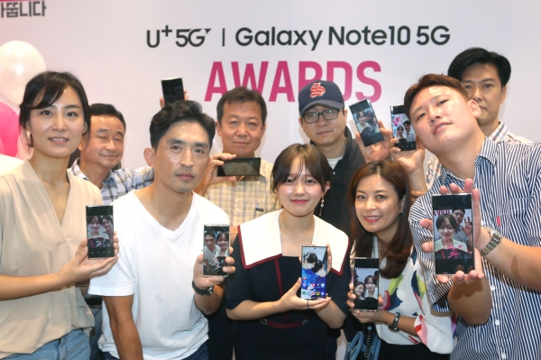 배우 정지소와 LG유플러스 갤럭시 노트 어워즈 수상자들이 셀카를 찍은 후 사진에 사인을 받은 후 기념촬영하고 있다. (사진=LG유플러스)