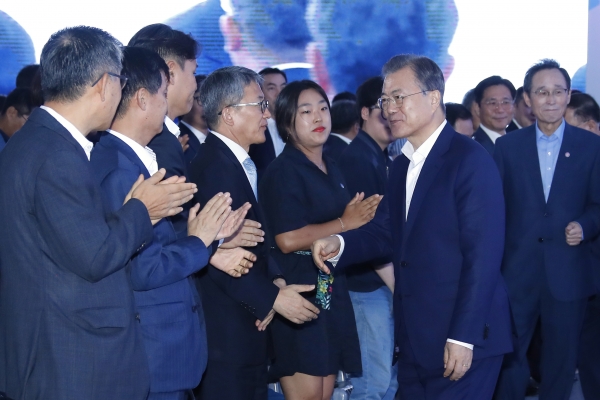 문재인 대통령이 20일 오후 전북 전주시 효성첨단소재㈜ 전주공장에서 열린 탄소섬유 신규투자 협약식에 참석해 참석자들과 악수를 하고 있다.(사진=연합뉴스)