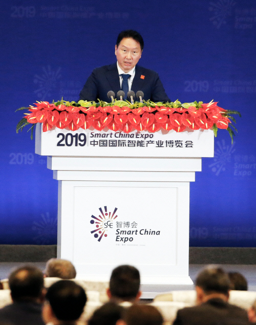 최태원 SK회장이 26일 중국 충칭시 국제엑스포센터에서 열린 '2019 스마트 차이나 엑스포' 개막식에서 '스마트 기술 혁신을 통한 사회적가치 창출'을 주제로 기조 연설을 하고 있다.(사진=SK그룹)