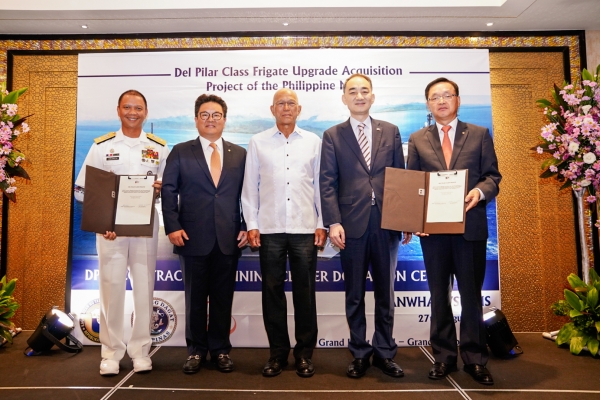 (왼쪽부터) 버나드 발렌시아(Bernard N. Valencia) 필리핀 해군사업단장, 이성수 한화디펜스 대표이사, 델핀 로렌자나(Delfin N. Lorenzana) 필리핀 국방장관.(사진=한화시스템)