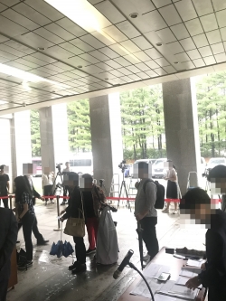 국정농단 재판 방청권을 교부받기 위해 시민들이 줄을 서고 있다.(사진=윤은식 기자)