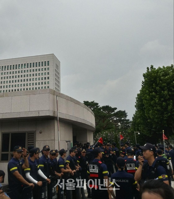'국정농단' 사건 선고일인 29일 서울 서초구 대법원 정문 주변에는 경찰 병력이 배치됐다. (사진=김혜경 기자)