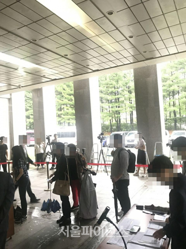 상고심 선고를 방청하기 위해 기다리는 일반인들. (사진=윤은식 기자)