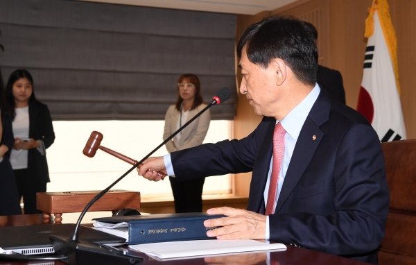이주열 한국은행 총재가 30일 오전 서울 중구 한국은행에서 금융통화위원회 본회의를 시작하며 의사봉을 두드리고 있다.(사진=연합뉴스)