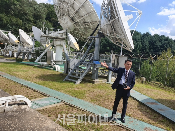 이기원 KT SAT 용인 위성센터장이 위성과 연결된 안테나에 대해 설명하고 있다. (사진=이호정 기자)