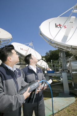 KT SAT 용인 위성센터 안테나 전문가들이 위성과 연결된 안테나의 이상유무를 점검하고 있다. (사진=KT)